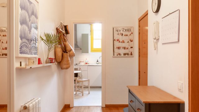 Transform Your Entryway with This Innovative Mug Storage Solution